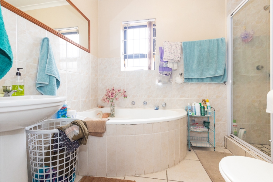 3 Bedroom Property for Sale in Uitzicht Western Cape
